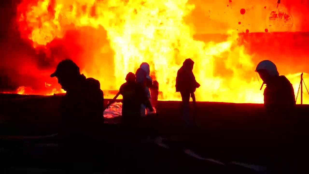 Inferno di fuoco a Leopoli, missili russi distruggono un deposito di carburante