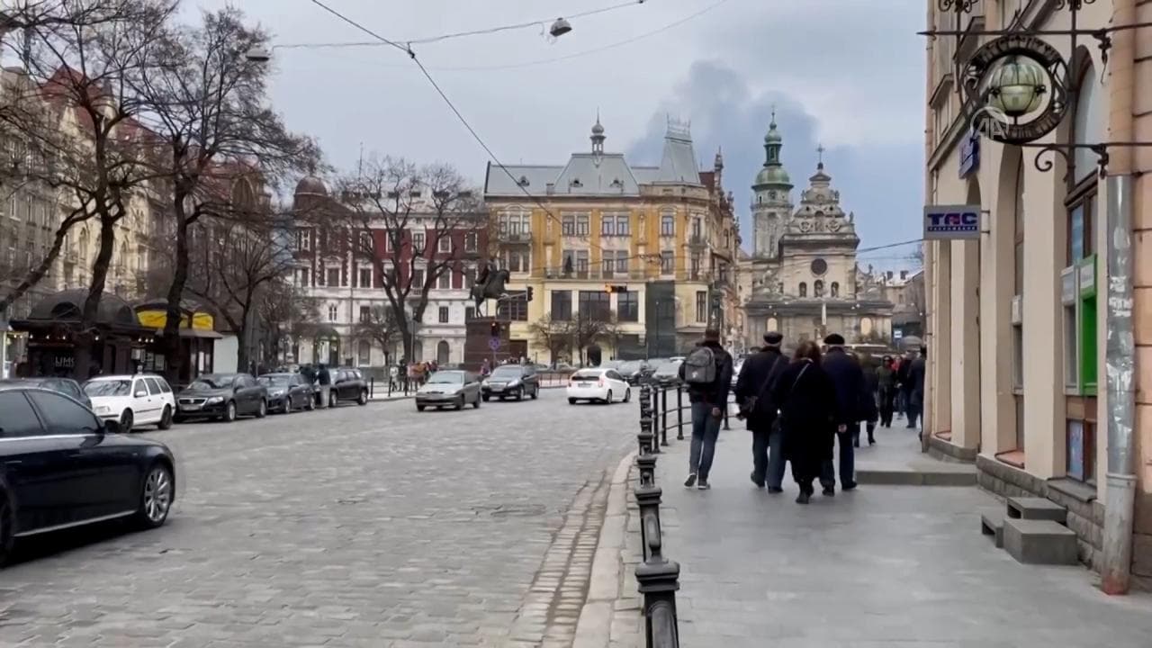 Ucraina, missili russi su Leopoli: colonne di fumo a pochi chilometri dal centro