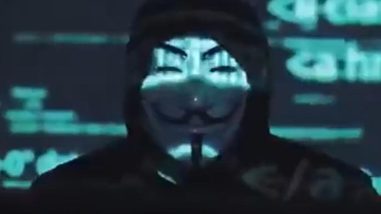 Anonymous minaccia Putin: "Siamo anche nella tua stanza da letto". File Banca centrale on line