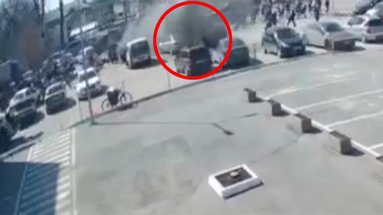 Kharkiv, persone in fila per gli aiuti umanitari: piomba un missile russo