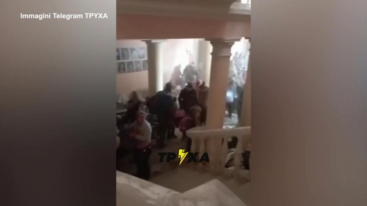Ucraina, le immagini dentro il teatro di Mariupol dopo il bombardamento russo
