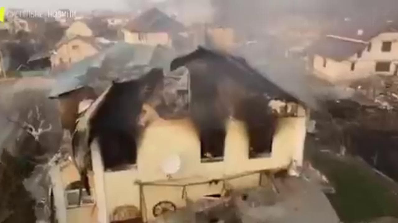 Ucraina, bombardamenti russi a Irpin: fiamme e fumo sulla città