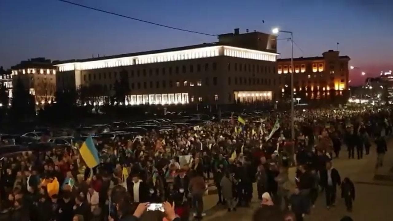 Crisi diplomatica Bulgaria-Russia. In migliaia in piazza a Sofia contro l'invasione in Ucraina
