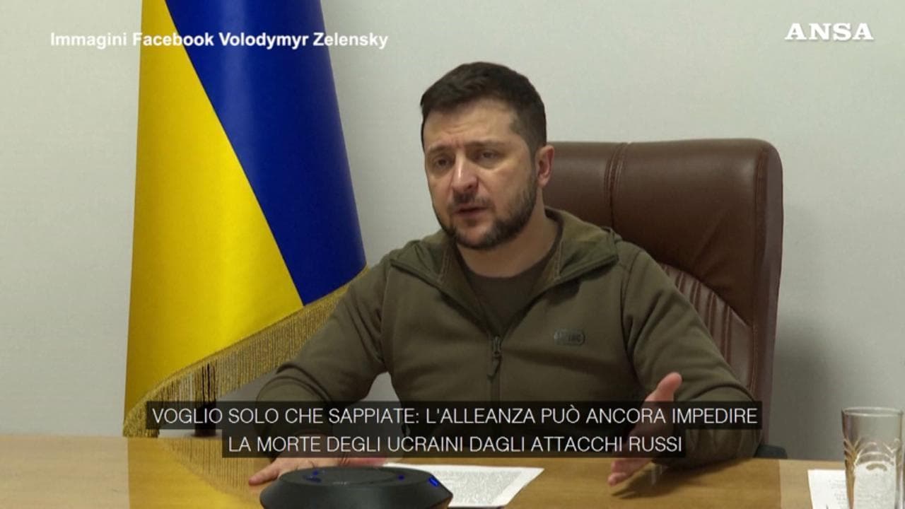 Zelensky alla Nato: "I russi usano bombe al fosforo, dateci aiuti militari senza restrizioni"