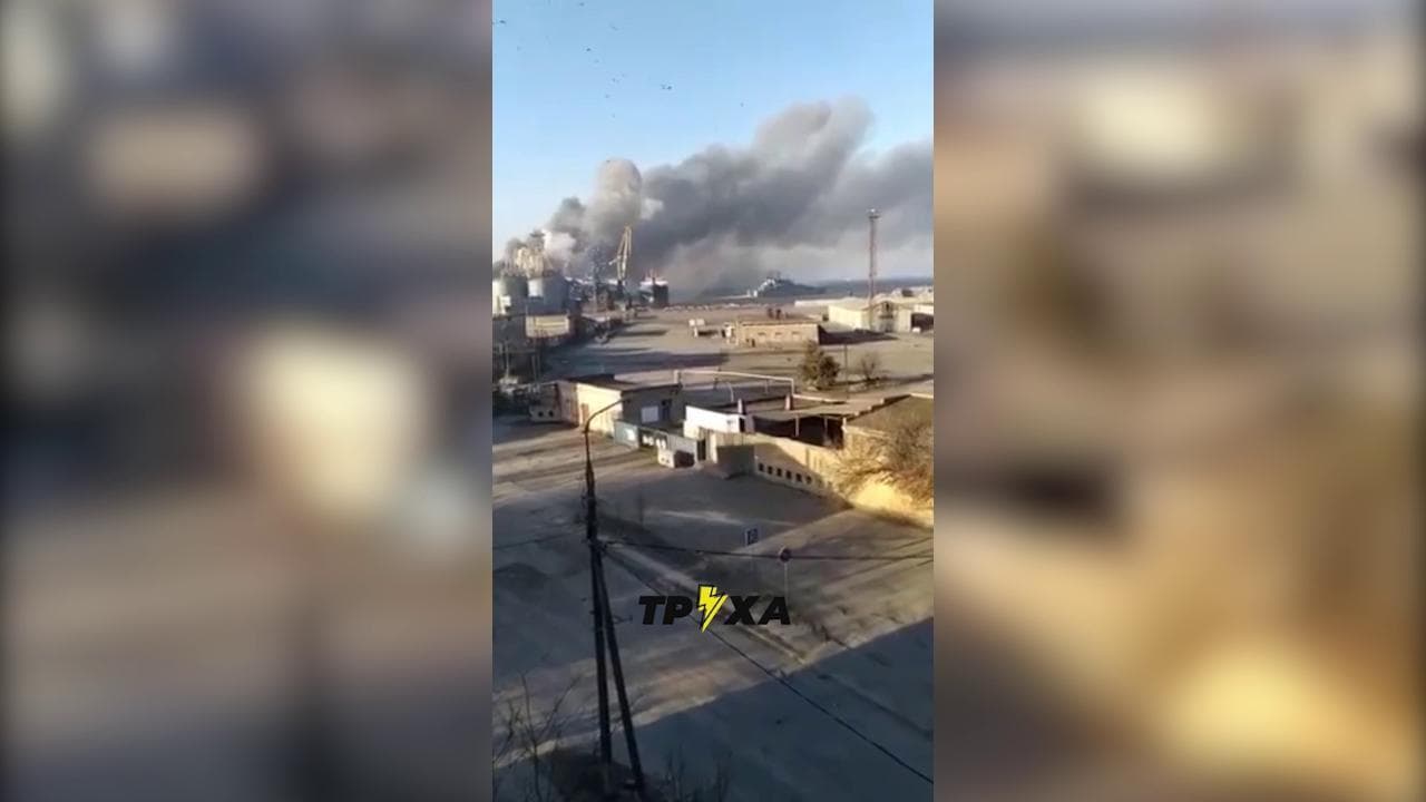 Kiev, militari ucraini distruggono nave russa nel porto occupato di Berdyansk: le prime immagini