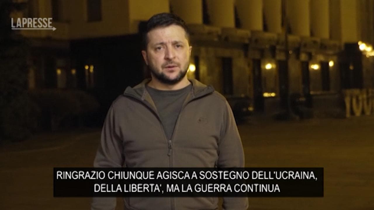 Ucraina, l'appello di Zelensky al mondo: Scendete in piazza contro la guerra"