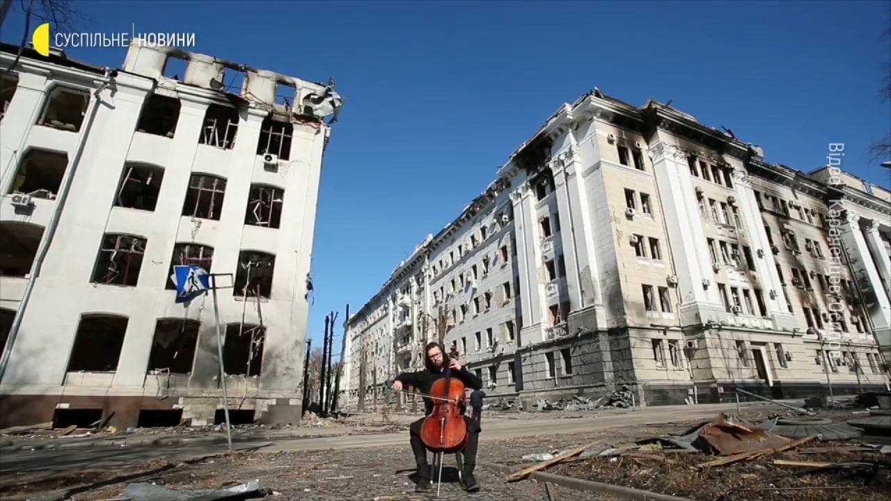 Il violoncellista ucraino suona Bach tra le macerie di Kharkiv