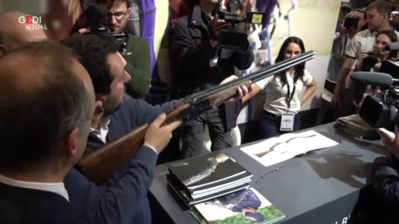 Ucraina, Salvini: "Quando si parla di armi non sono mai felice". I video in cui imbracciava fucili