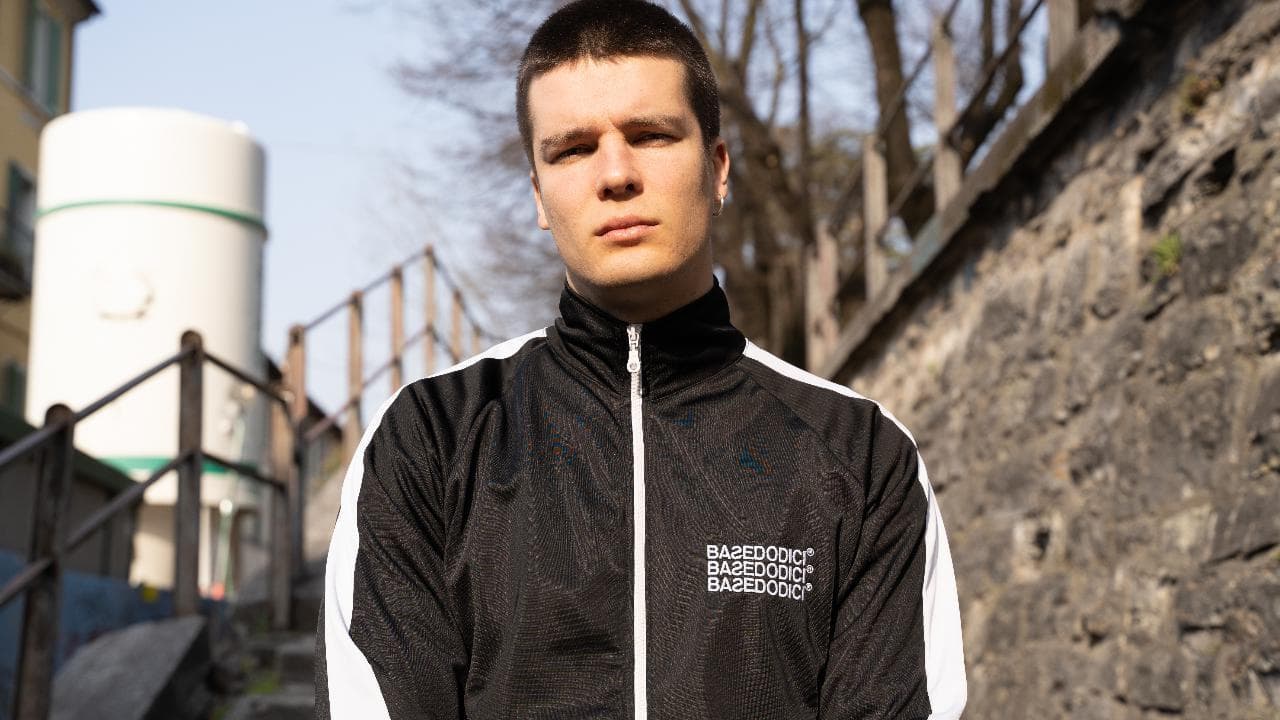 Slava, il rapper di origini ucraine che canta (e raccoglie fondi) contro la guerra nella sua Kharkiv