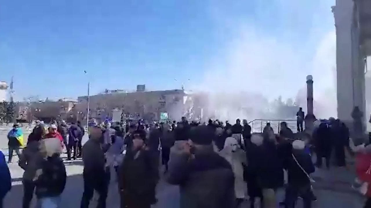 Kherson, la popolazione torna a protestare in strada e i russi li disperdono con lacrimogeni