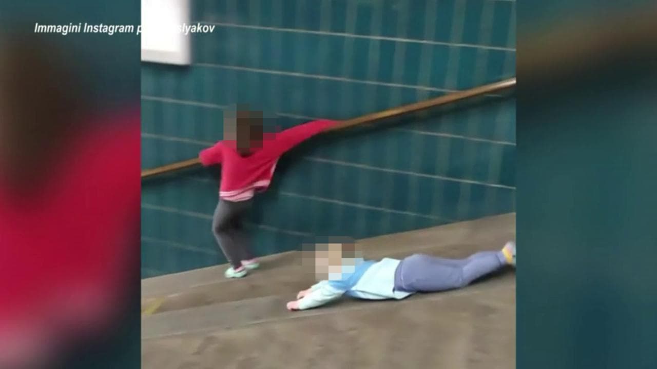L'infanzia ai tempi della guerra: i bambini si inventano giochi nella metropolitana di Kiev