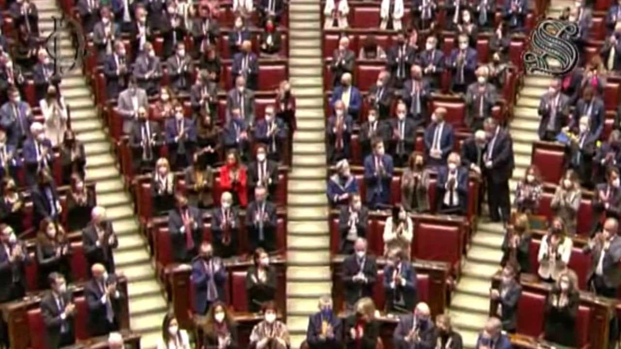 Standing ovation e lunghi applausi al termine dell'intervento di Zelensky al Parlamento
