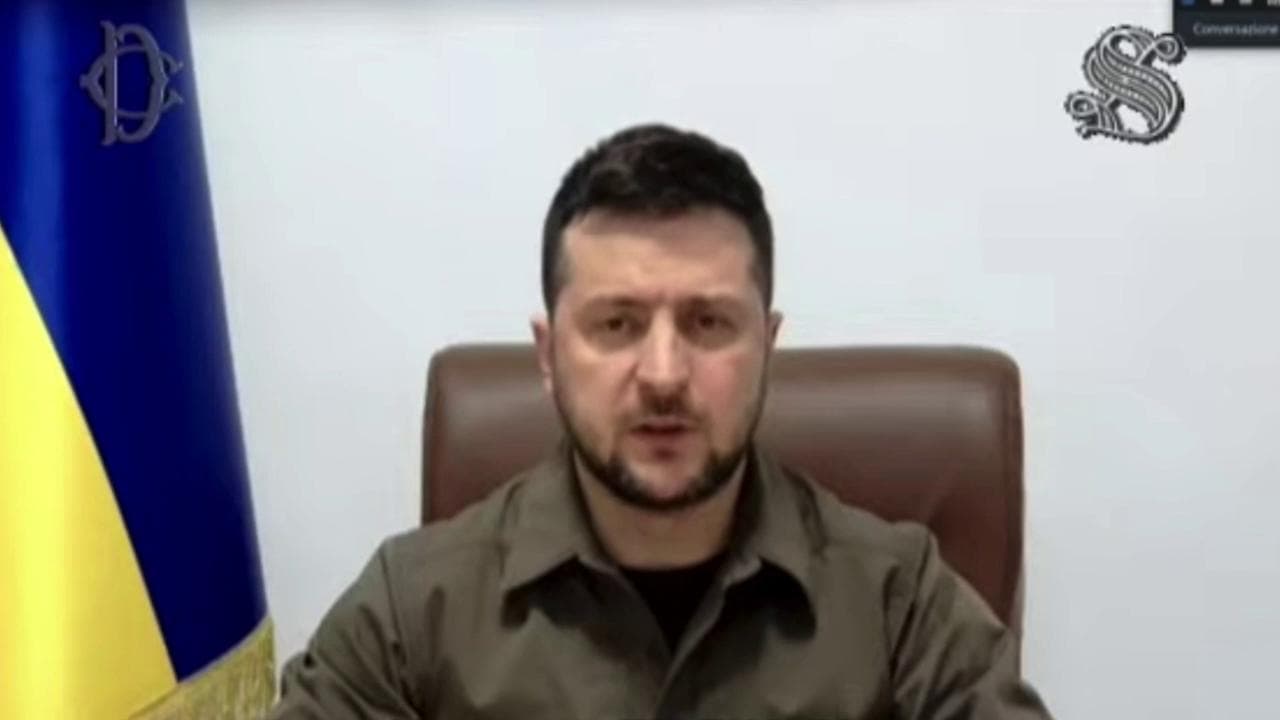 Zelensky al Parlamento: "Immaginate Genova bruciata come Mariupol e Roma come Kiev"
