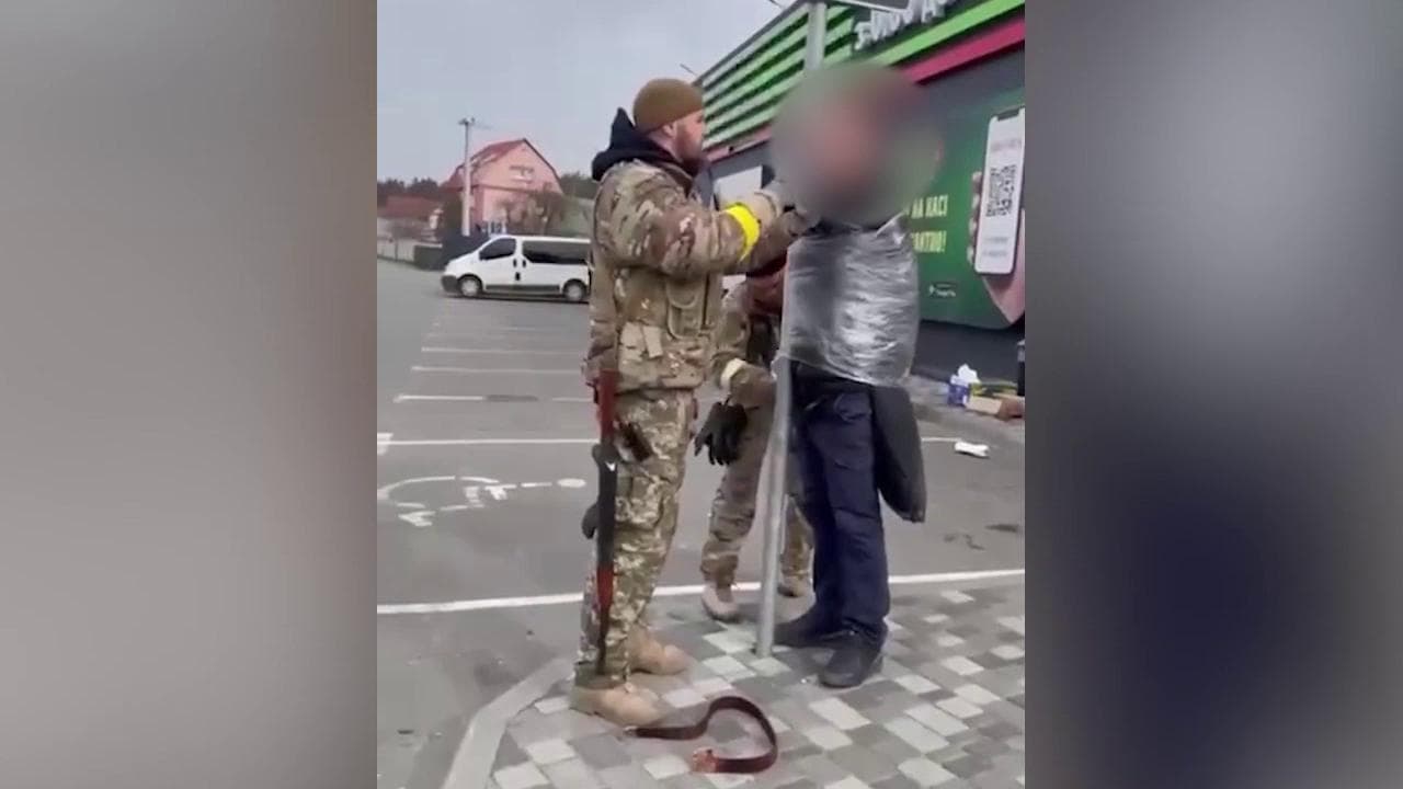 Saccheggiatori in Ucraina puniti dai soldati: legati ai pali e denudati