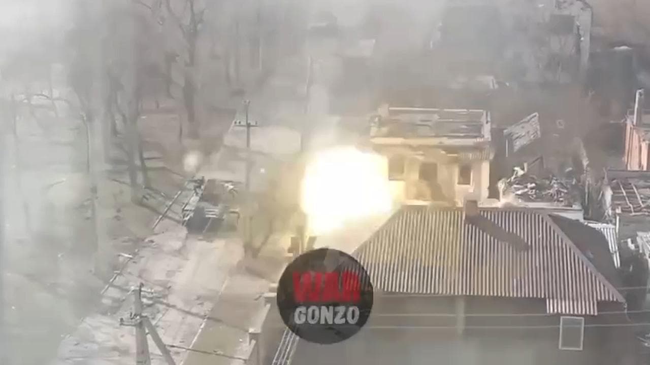 Mariupol, i tank sparano sulle case