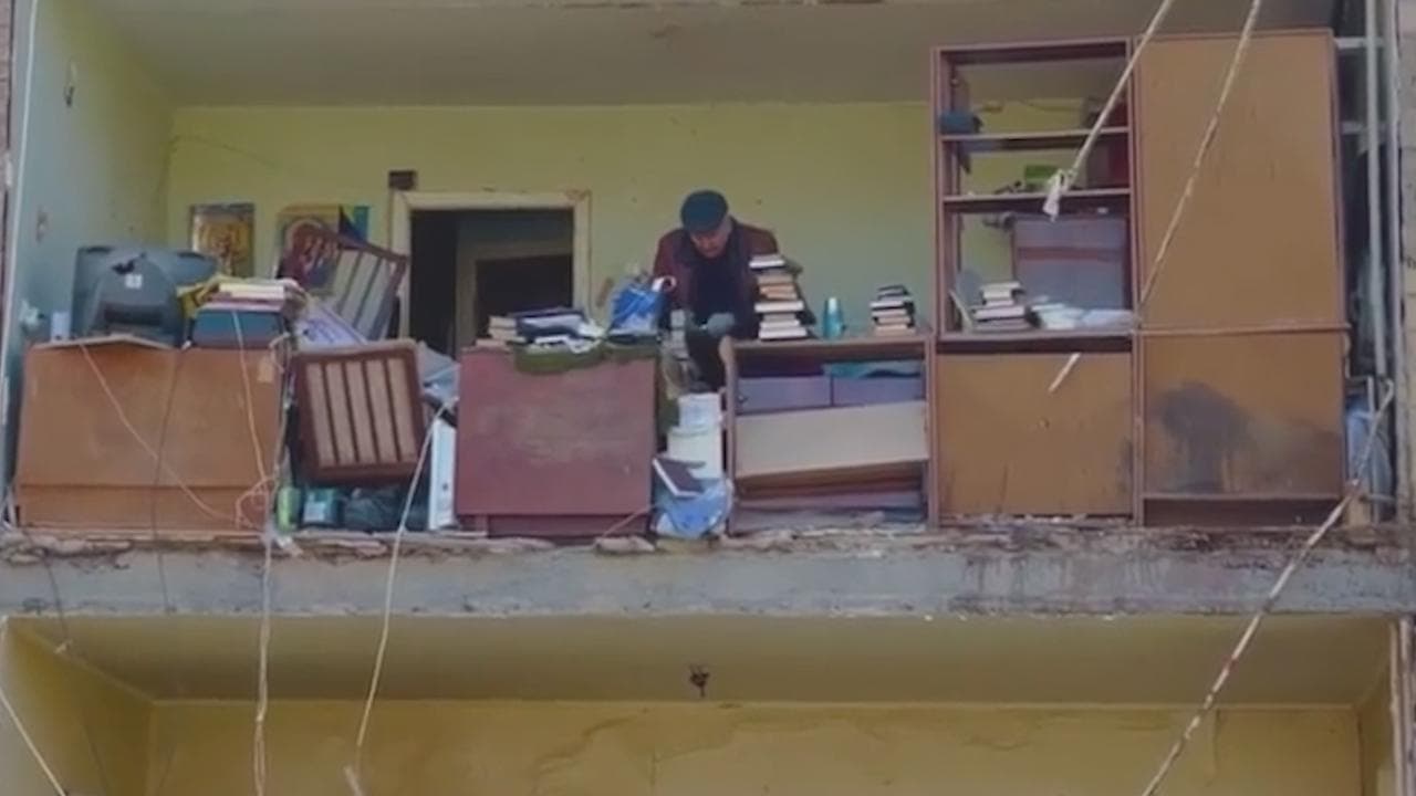 L'anziano nella casa sventrata recupera i ricordi di una vita: le immagini dopo i bombardamenti