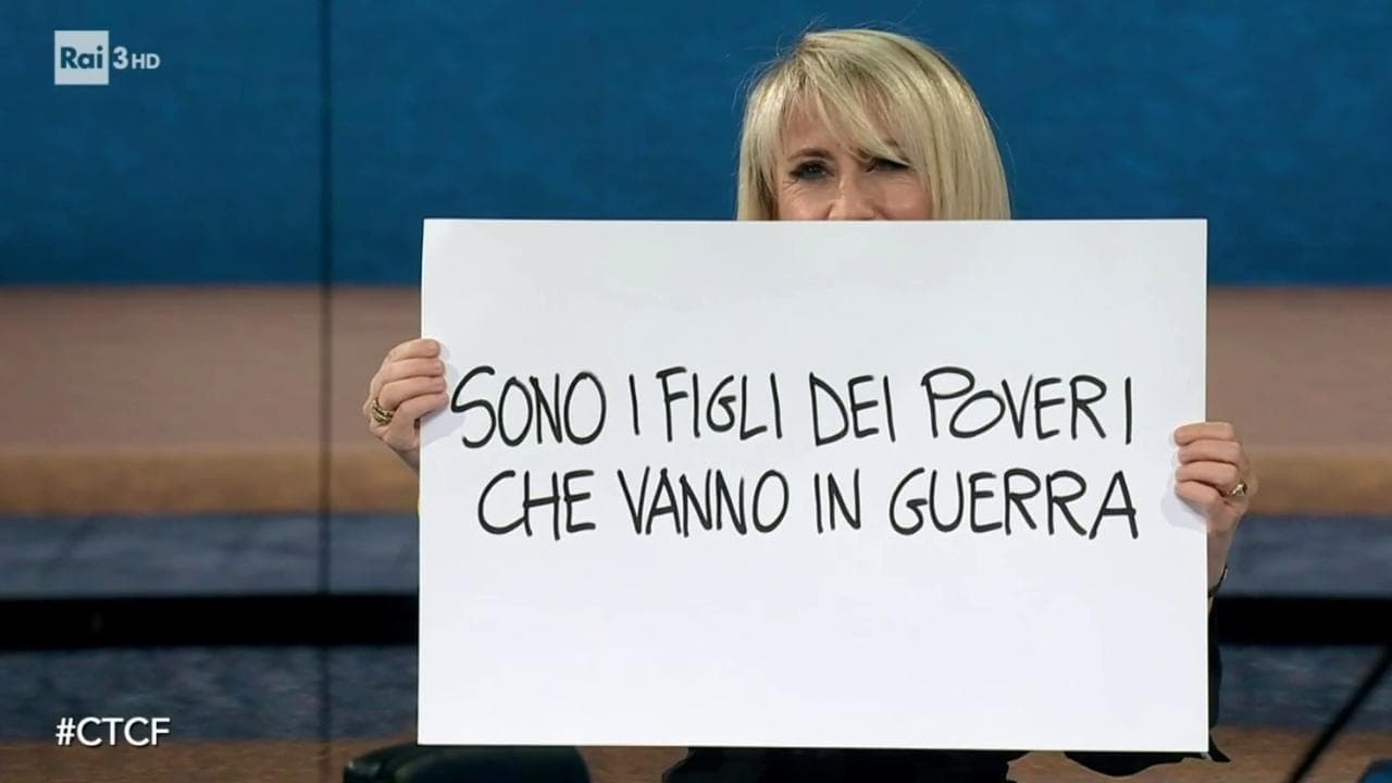 I cartelli contro la guerra di Luciana Littizzetto: "Sono i figli dei poveri a farla"