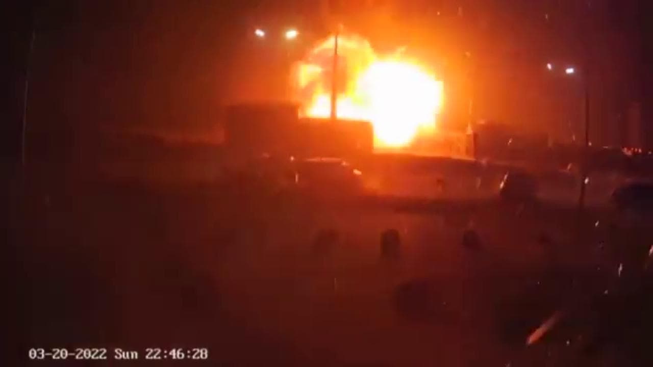 Colpito centro commerciale a Kiev, parcheggio e auto in fiamme: il momento dell'attacco