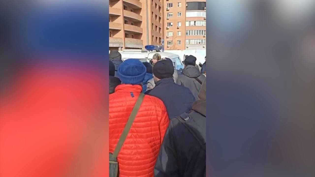 Ucraina, vice sindaco rapito dai russi a Enorgodar: i manifestanti si avventano sui militari