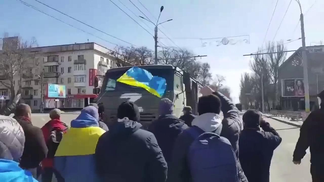 A Kherson i manifestanti ucraini disarmati costringono mezzo russo a tornare indietro