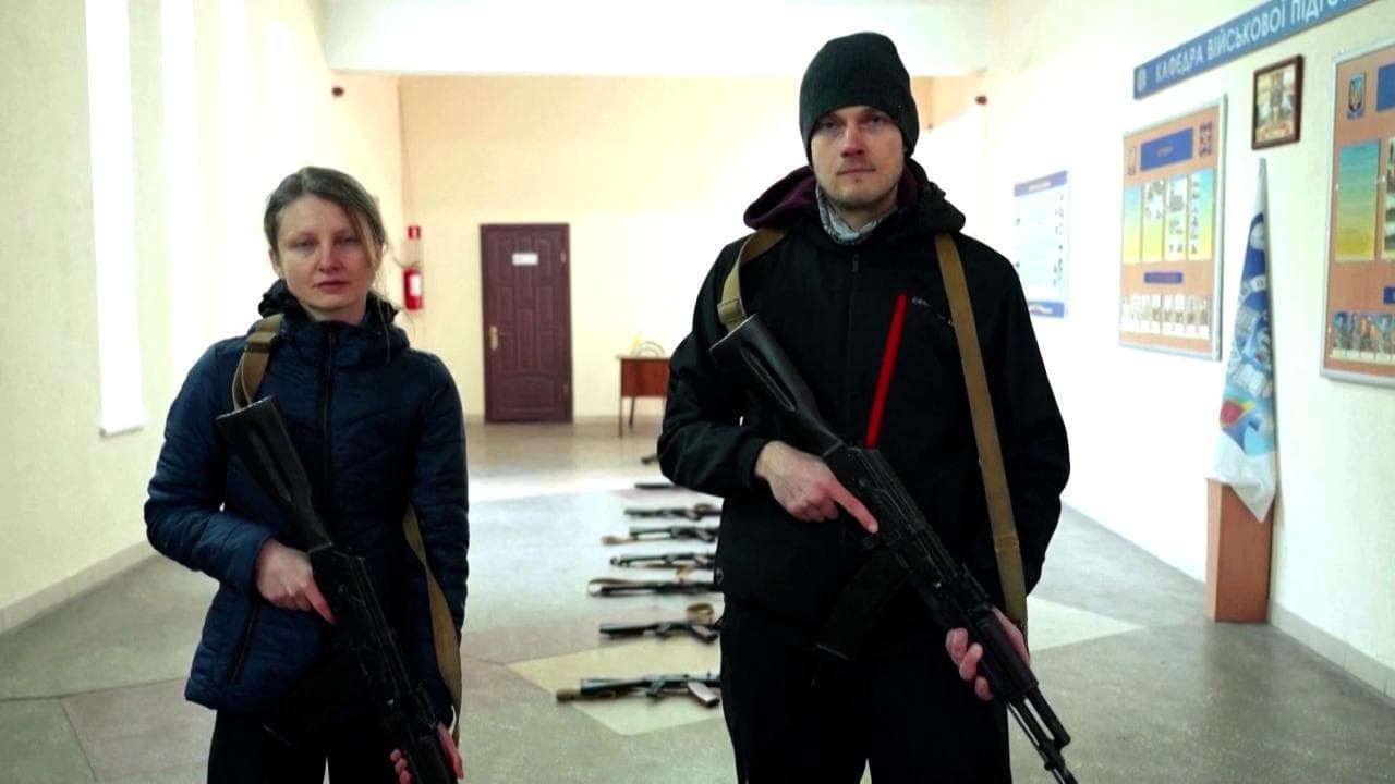 Fate l'amore e fate la guerra: a Odessa le coppie di fidanzati si addestrano a combattere