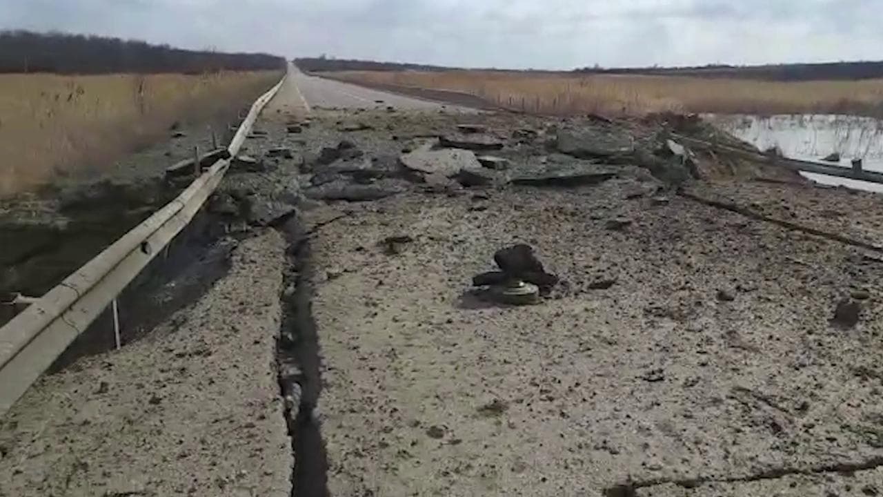 Mariupol. L'inviato sul ponte saltato. "Mine ovunque, è più pericoloso scappare che rimanere sotto le bombe"