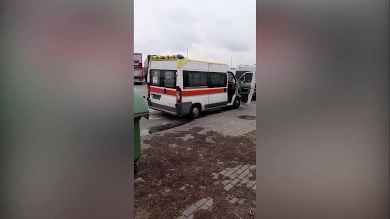 Ucraina, come scappare (anche) in ambulanza: il video del volontario che l'ha acquistata grazie ai social