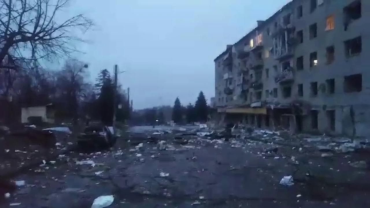 Ucraina, il grido da Izjum: "Non troviamo più acqua nei supermercati e non c'è più neve da bere"