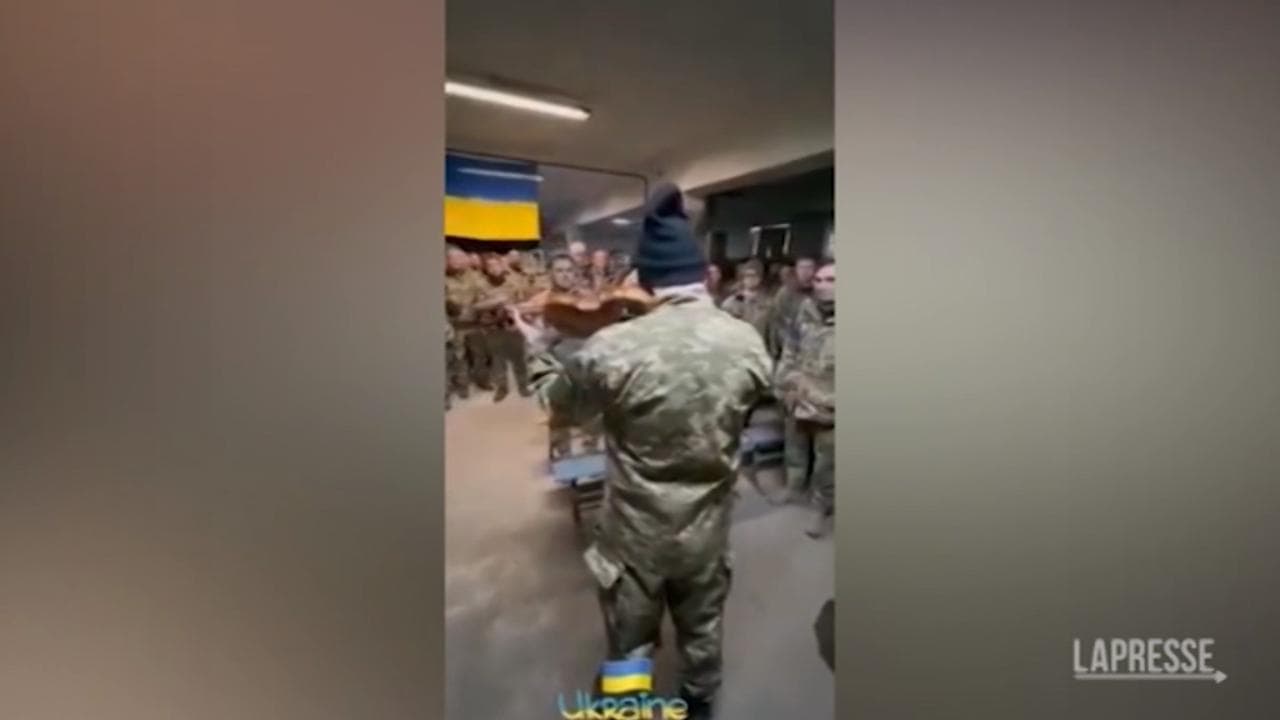 Militare violinista suona l'inno ucraino davanti ai suoi commilitoni