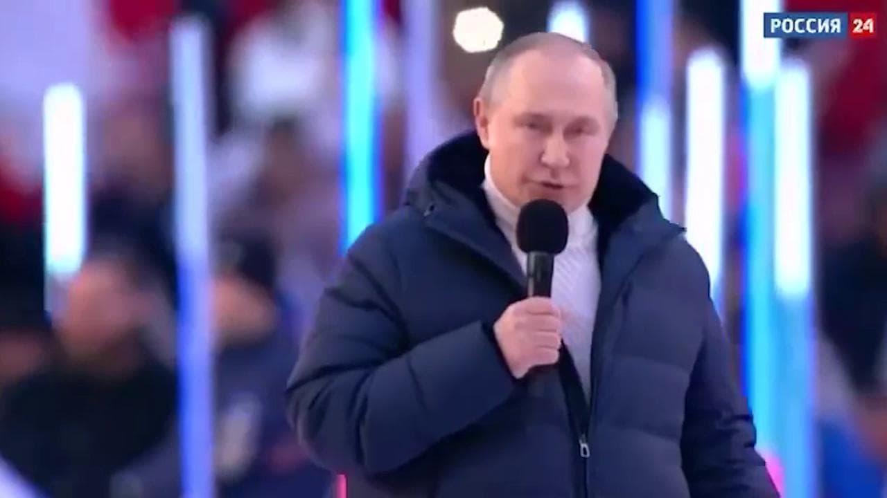 Russia, la tv di Stato taglia il discorso di Putin: al suo posto partono canti patriottici