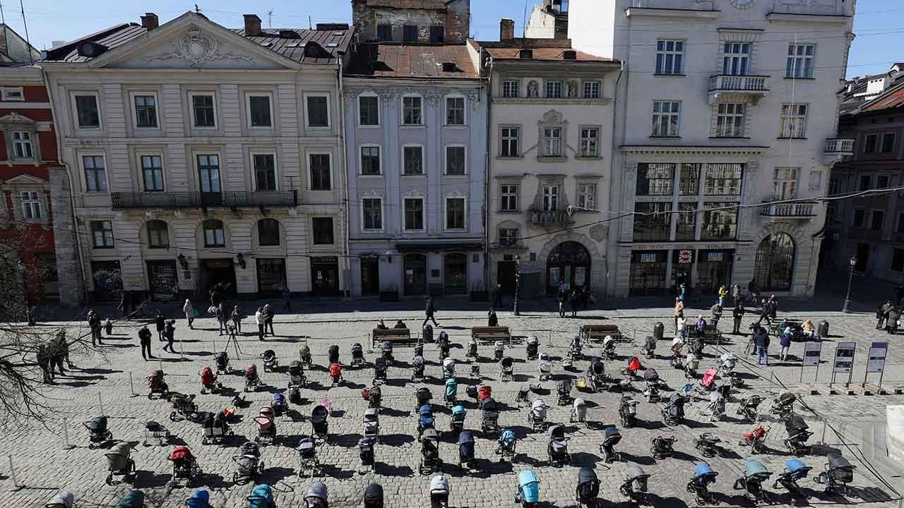 Leopoli, i bambini vittime della guerra: centonove passeggini vuoti in piazza