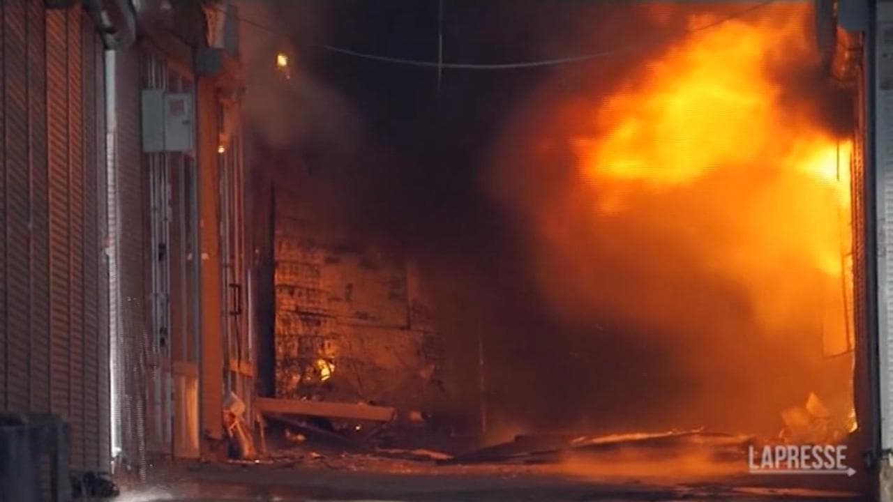 L'esercito russo bombarda Kharkiv: il grande mercato devastato dalle fiamme