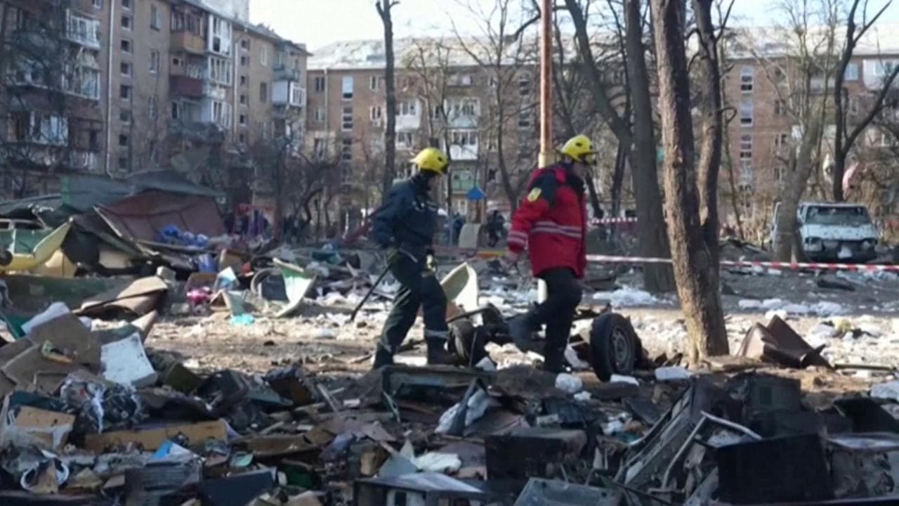 Kiev ancora bombardamenti: colpito un edificio residenziale nel quartiere di Podil, un morto