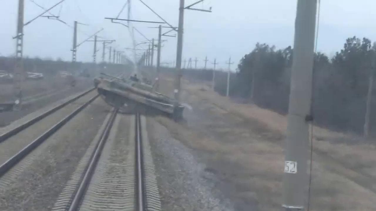 Treno ucraino si trova i tank russi di traverso sui binari, il video della brusca frenata