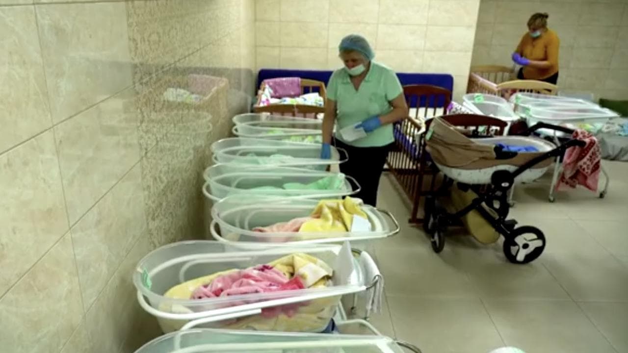 Ucraina, 21 neonati nati con "gestazione per altri" bloccati in un seminterrato in attesa dei genitori