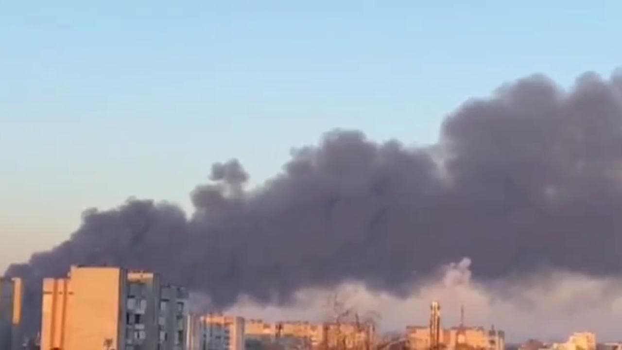 Bombardamenti a Leopoli nella zona dell'aeroporto: le colonne di fumo sulla città