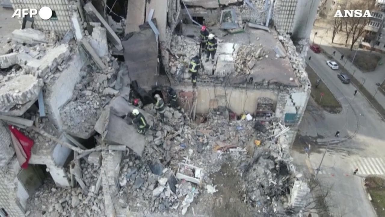 Kiev, i soccorritori nel palazzo colpito cercano sopravvissuti fra le macerie degli ultimi piani