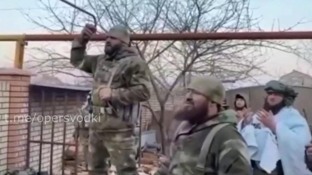 I miliziani ceceni conquistano l'acciaieria a Mariupol e festeggiano gridando "Allah akbar"