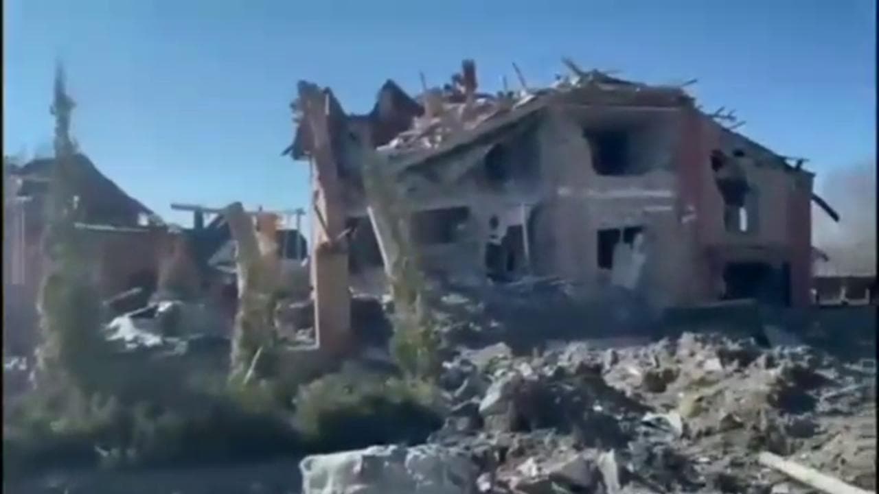 L'esercito russo bombarda il villaggio di Markhalivka: case devastate e crateri lungo le strade