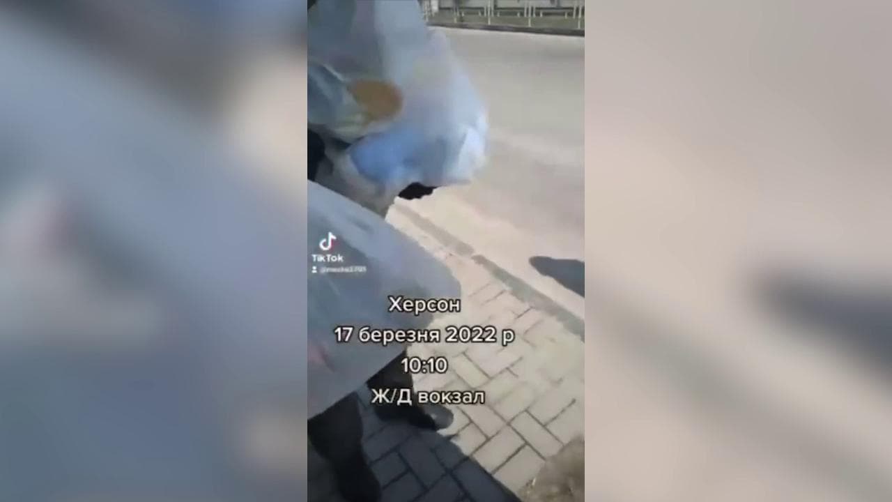 Nella Kherson occupata gli ucraini rifiutano il cibo dei militari russi, la provocazione: "Accettiamo solo caviale"
