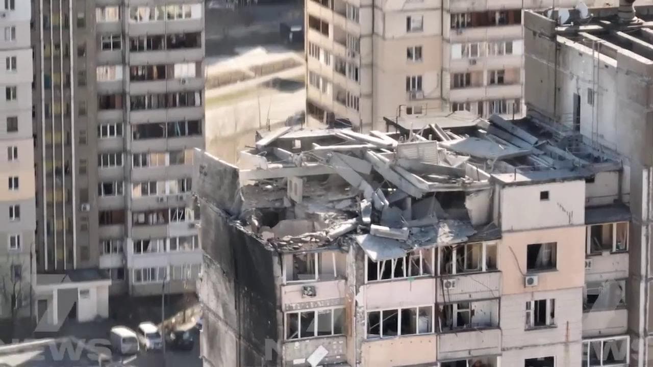 Missile russo colpisce un palazzo a Kiev: almeno un morto