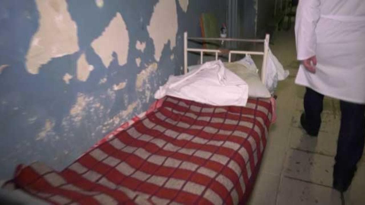 Ucraina, nel reparto Covid di Kharkiv i medici non sanno se salvare i pazienti dalla malattia o dalle bombe