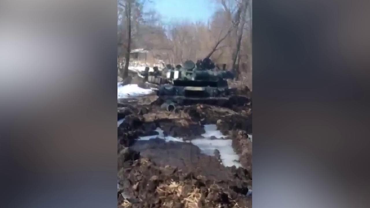 Fango e neve impediscono l'avanzata: i tank russi vengono abbandonati nella boscaglia