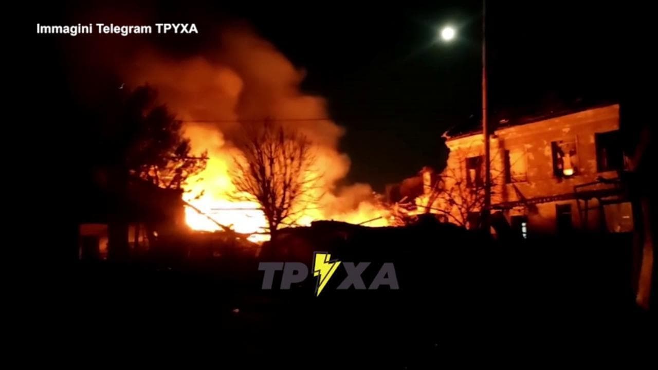 Ucraina, raid aereo a Merefa: il momento dell'attacco