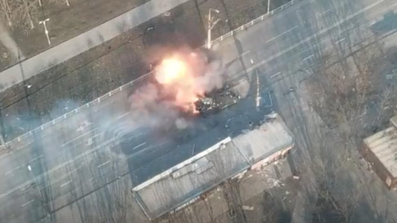 L'agonia del tank russo tra i palazzi di Mariupol