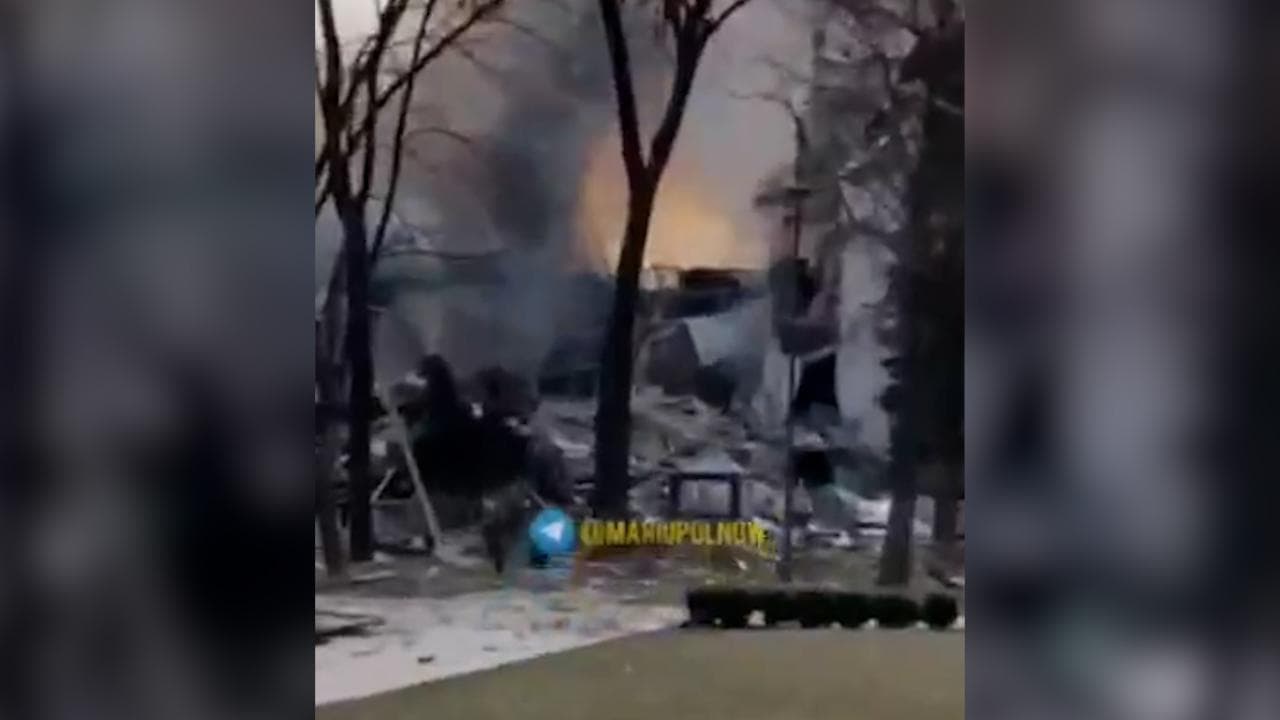 Russi bombardano teatro a Mariupol: era il rifugio per centinaia di civili