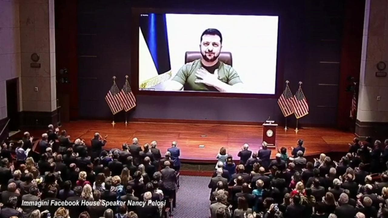 Ucraina, standing ovation per Zelensky durante l'intervento al Congresso Usa