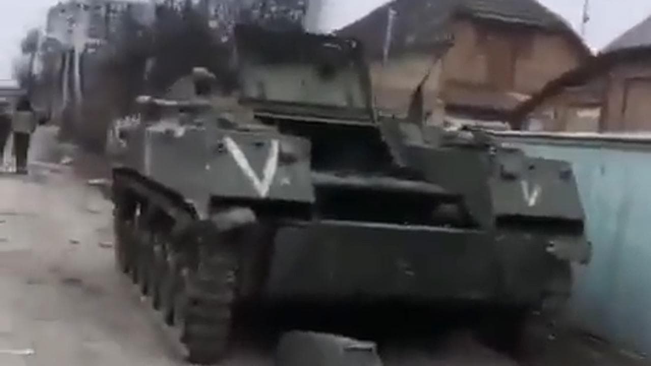 Le carcasse dei carri armati russi abbandonate fra le case di Bucha