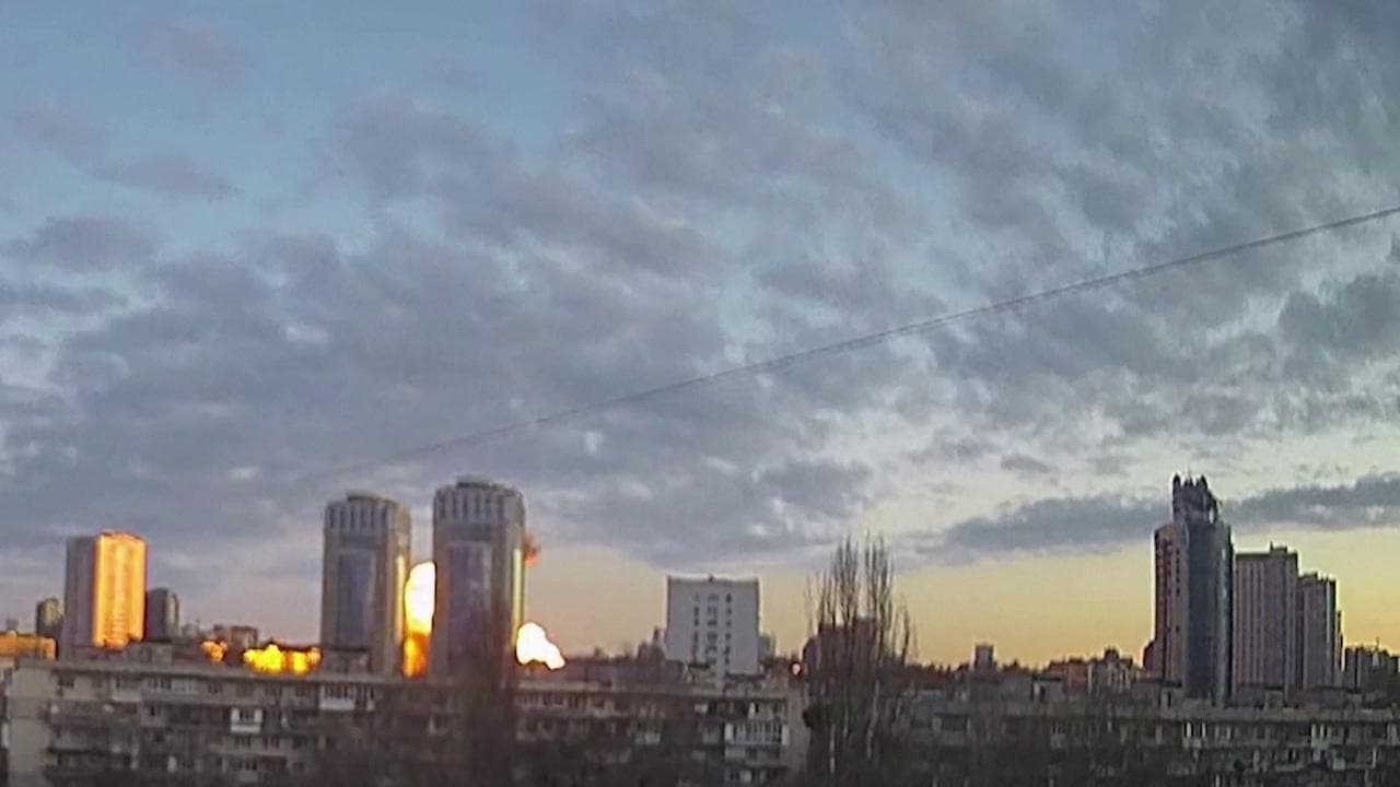 Bombardamenti all'alba su Kiev, le esplosioni e le colonne di fumo colpiscono gli edifici
