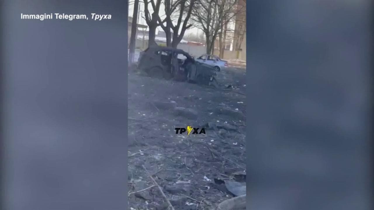 Auto carbonizzate e crateri enormi: Kharkiv ridotta a un cumulo di macerie dopo i bombardamenti